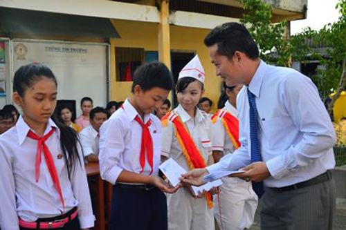 Vận động học sinh vùng sâu, vùng xa đến trường